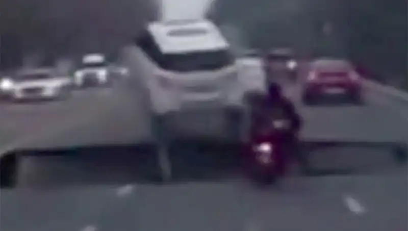 Güney Kore'de Otoyolda Dev Çukur: Motosikleti Yutan Olay Şok Etti