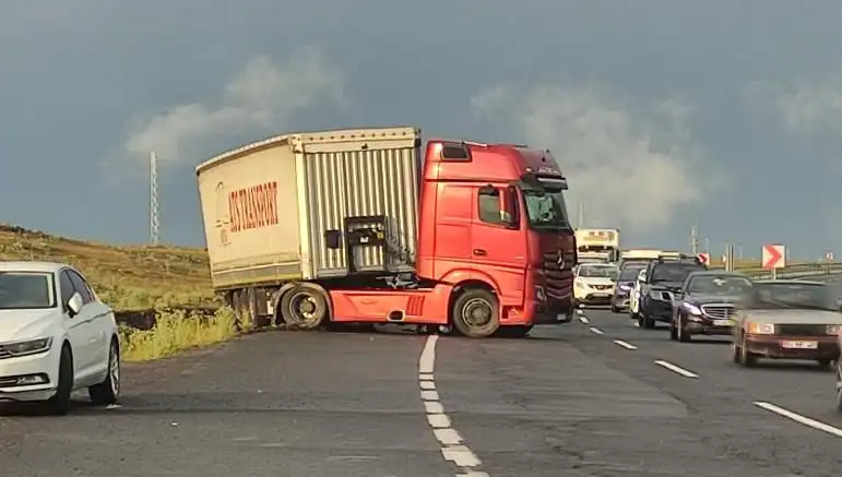 Uzun Araç Kuyrukları: TIR Kayıt Süresi Yüzünden Yol Kapandı
