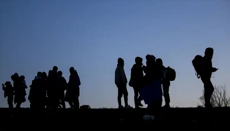 Edirne'de 21 Düzensiz Göçmen Yakalandı: Sınır Güvenliği ve İnsan Ticareti