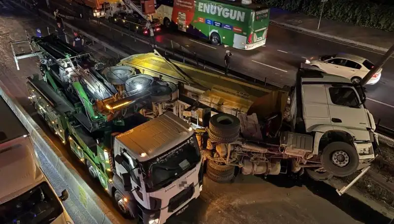 Moloz Yüklü Hafriyat Kamyonu Kaza Yaptı, Şehirdeki Durum Tedirgin Edici!