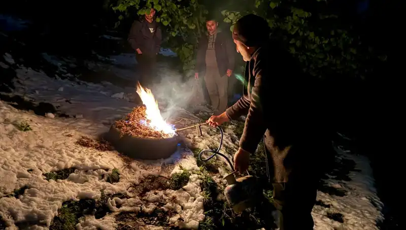 Korku Dolu Gece: Mahallede Lastik Yakıp Nöbet Tutan Vatandaşlar