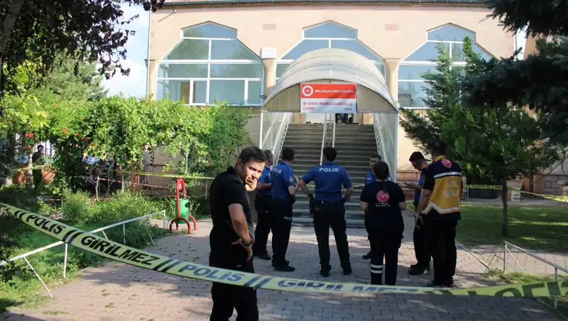 Kinik'te Dehşet Anları: Namaz Kılan Adamın Boğazı Kesildi