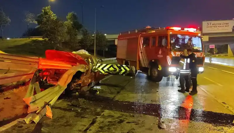 Sivas’ta Kaza: Bariyer Otomobile Saplandı, Sürücü Ağır Yaralı