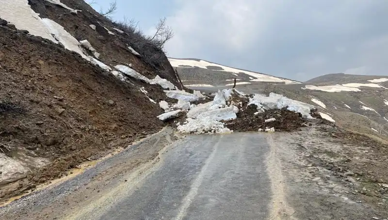 Muş'ta Heyelan Sonrası Kapalı Yol, Çalışmalarla Tekrar Açıldı