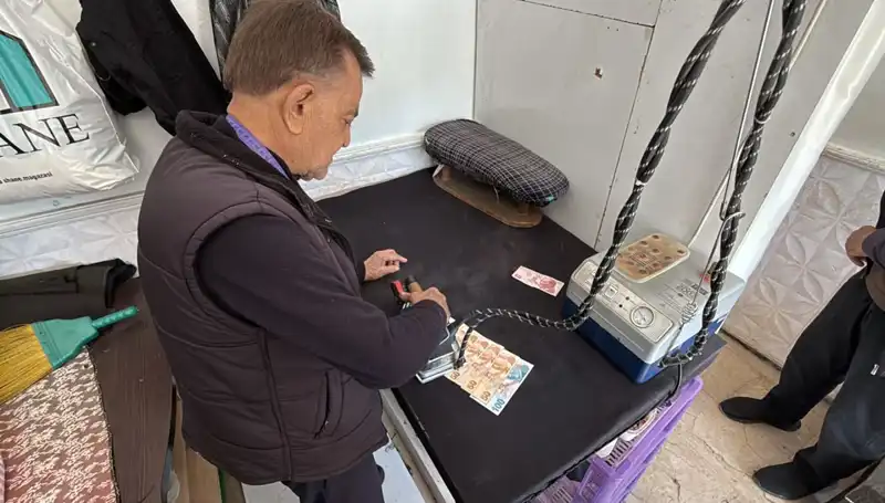47 Yıllık Terzi Ahmet'in Paraları Ütüleme Geleneği Neden Tartışma Yarattı?