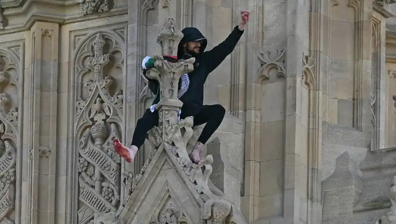 Londra'da Protestocular Filistin Bayrağıyla Big Ben'e Tırmandı!