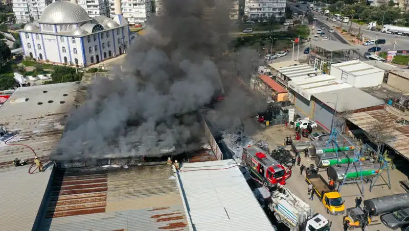 İzmir'deki Oto Lastikçi Yangını: Şehirde Panik Yaratan Olay