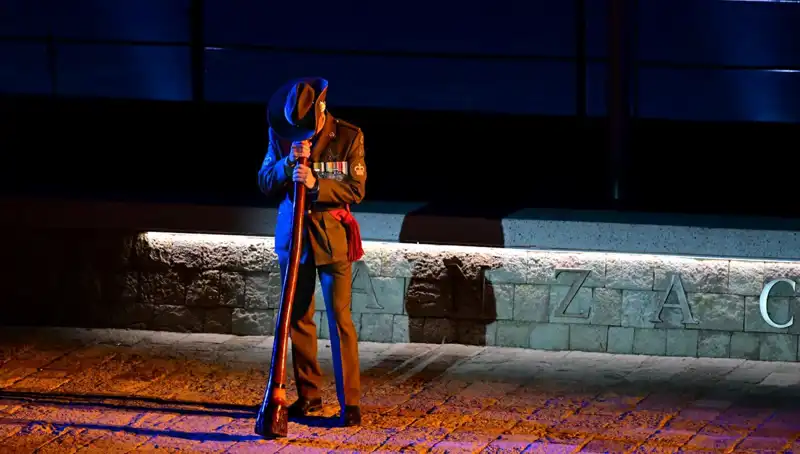 Anzak Koyu'nda Duygusal Şafak Ayini: Tarihin Derin İzleri