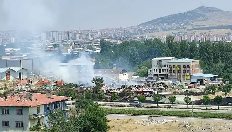 Otluk Alandaki Yangın, Depoyu Küle Çevirerek Korkuttu