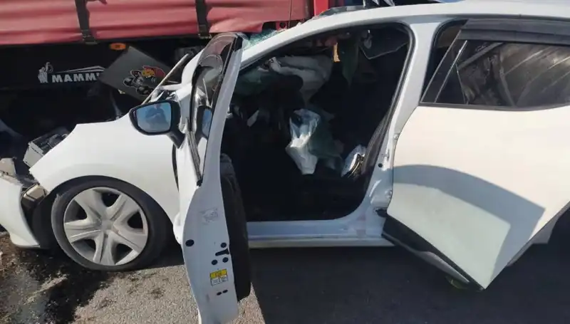 Sivas'ta Feci Kaza: Otomobil TIR'a Çarptı, İki Yaralı!