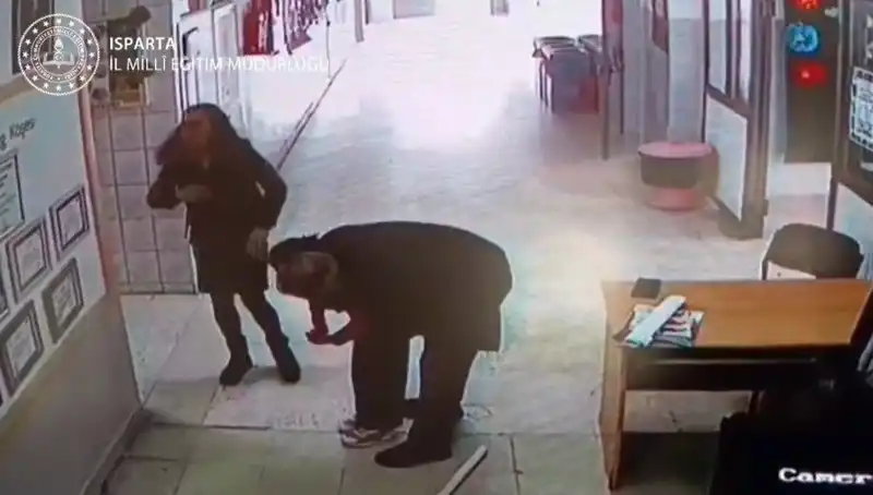Bir Öğretmenin Kahramanlığı: Heimlich Manevrası ile Hayat Kurtarma Anı