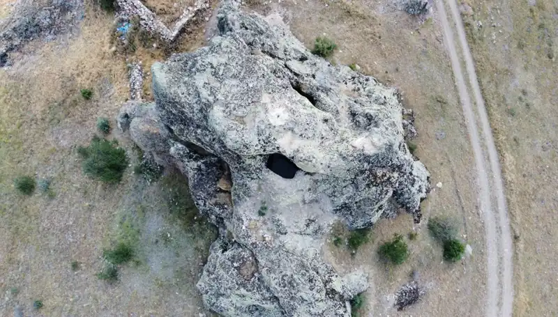 Efsaneleriyle Dolaşan Gelin Kayası: Kinic'in Gizemli Doğal Hazinesi