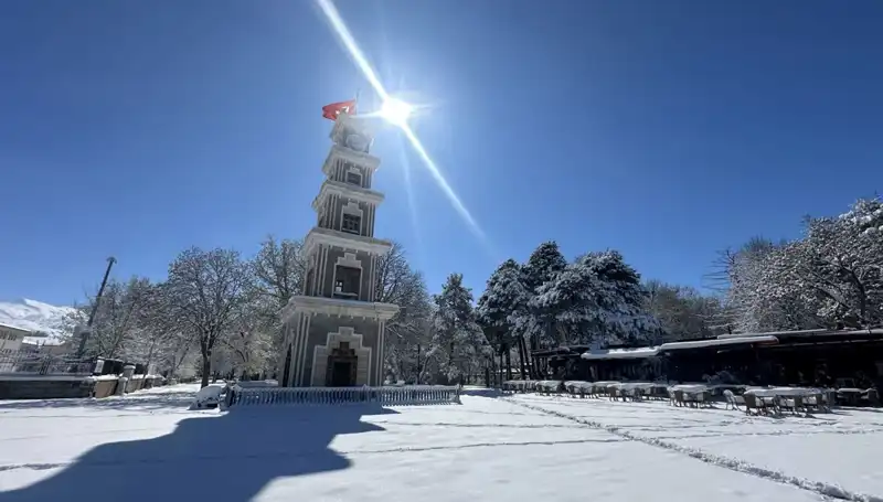 Erzincan'da Nisan Ayı, Karla Kaplı Sürprizlerle Geldi