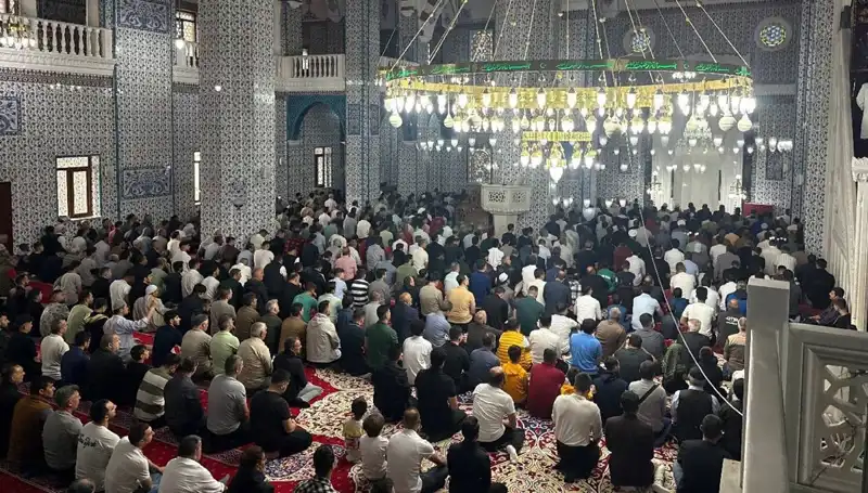 Iğdır'da Bayram Namazı Coşkusu: İlk Kutlama Yüzlerce Kişiyi Buluşturdu