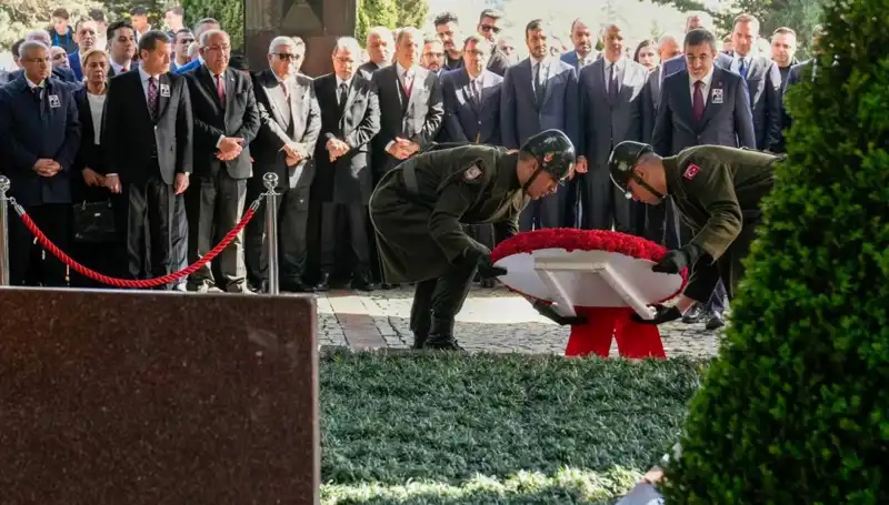 Turgut Özal’ın Anısına: 8. Cumhurbaşkanı Mezarı Başında Anıldı