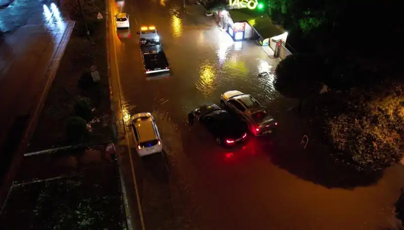 Adana'da Ani Sağanak Yağış Hayatı Olumsuz Etkiledi