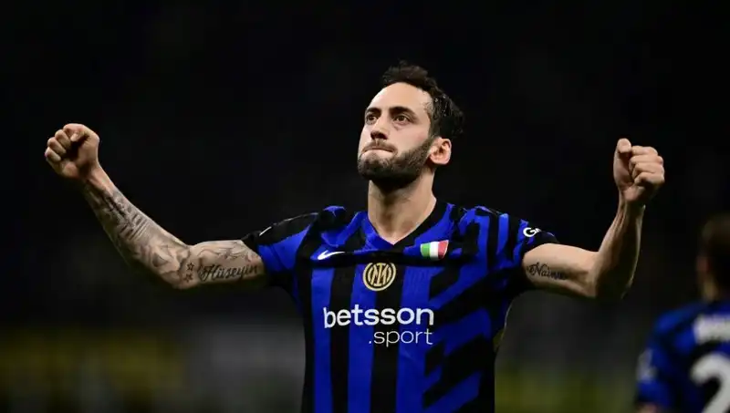 Hakan Çalhanoğlu Tatile Çıktı, Inter Menajeriyle Yapacağı Görüşme Merak Ediliyor