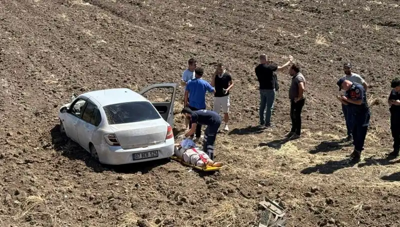 Osmaniye'de Otomobil Tarlaya Uçtu: Üç Kişi Yaralandı, Olayın Detayları Şok Edici!