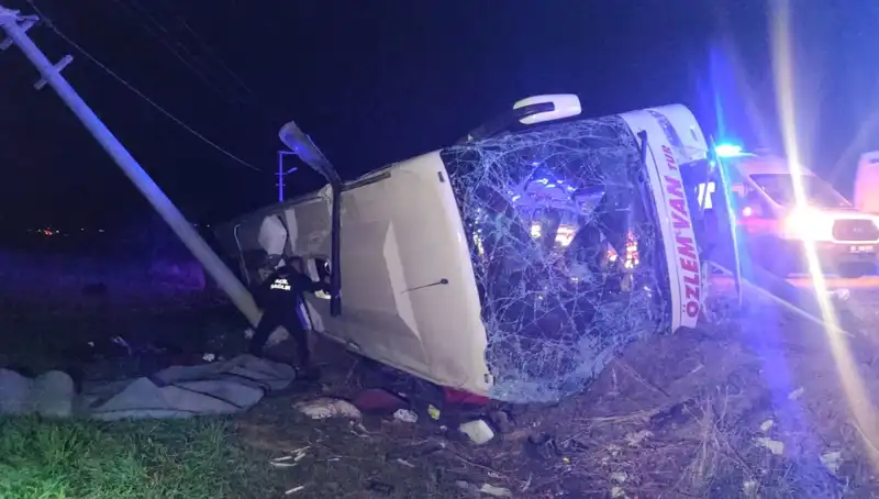 Van'da Yolcu Otobüsü Devrildi: Korkutan Kaza ve 28 Yaralı