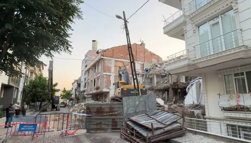 Yıkım Sırasında Koptu: İki Sokak Elektriksiz Kaldı