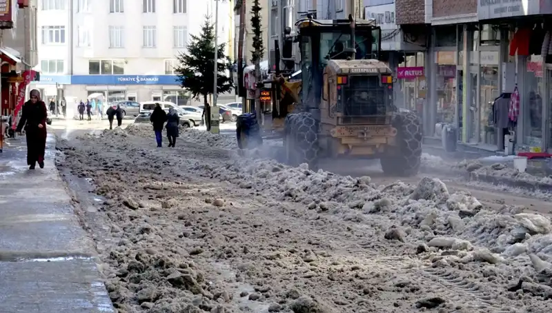 Sarıkamış'ta Kar ve Buz Temizleme Çalışmaları Başladı, Beklentiler Yükseliyor