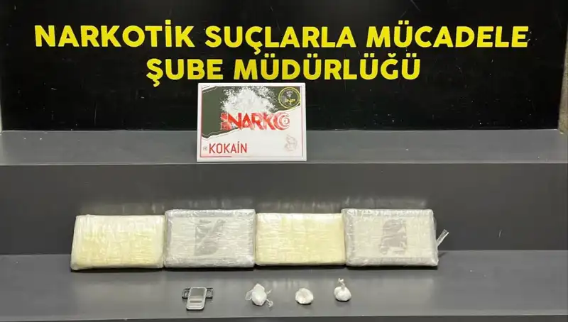 İzmir'de Dev Uyuşturucu Operasyonu: 10 Kilo Narkotik Ele Geçirildi!