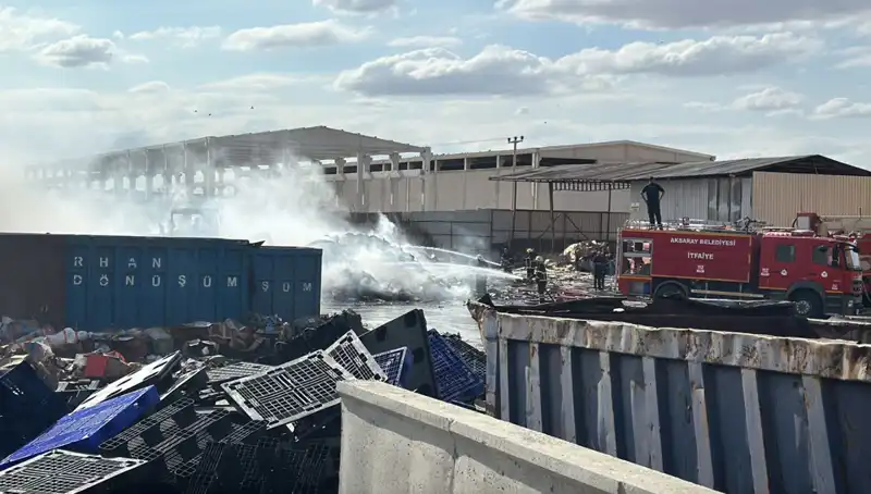 Aksaray'daki Geri Dönüşüm Fabrikasında Korkutan Yangın: Detaylar ve Son Gelişmeler