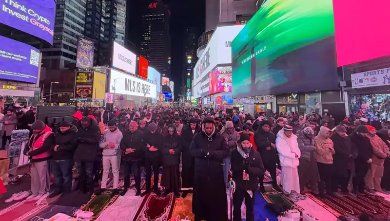 New York Times Meydanı'nda İkindi Kılındı: Teravih Namazı Yerli ve Yabancıları Büyüledi