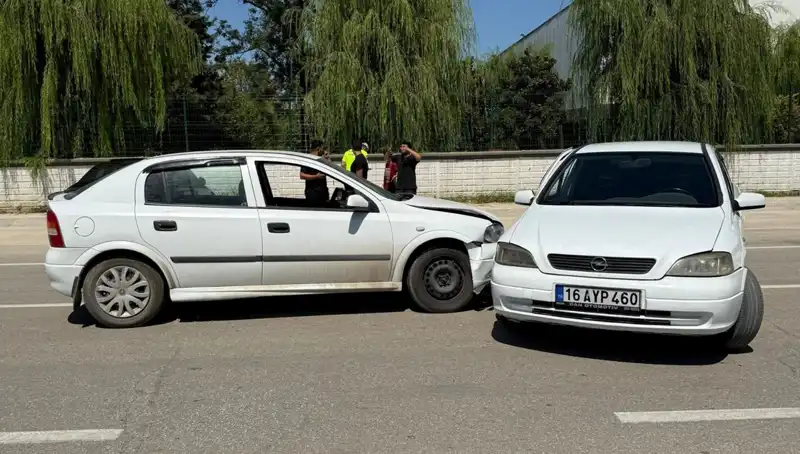 İki Otomobil Çarpıştı: Kaza Anı Güvenlik Kamerasına Yansıdı, 2 Yaralı