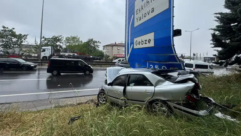 Trafik Levzasına Çarpan Araçta Bir Yaralı: Kaza Anı Korkuttu
