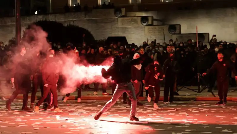Yunanistan'da Hükümete Gensoru: Atina Sokaklarında Kaos ve Protestolar