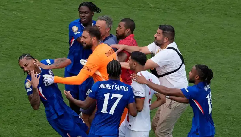 Dev Finalde Şok Eden Olay: Teknik Direktör Futbolcuya Yumruk Attı!