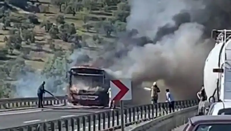 İzmir’de Otobüs Yangını: Yolcuların Fırtına Gibi Tahliyesi