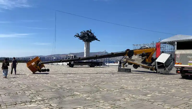 Sahne Kurulumu Sırasında Vinç Devrildi, Bir Kişi Yaralandı!