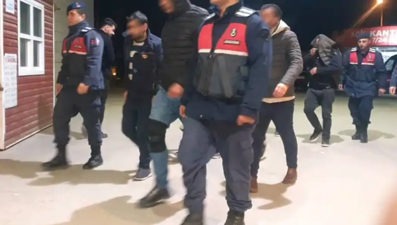 Kınık'ta Bağ Evinde Uyuşturucu Partisi Baskını: 15 Gözaltı