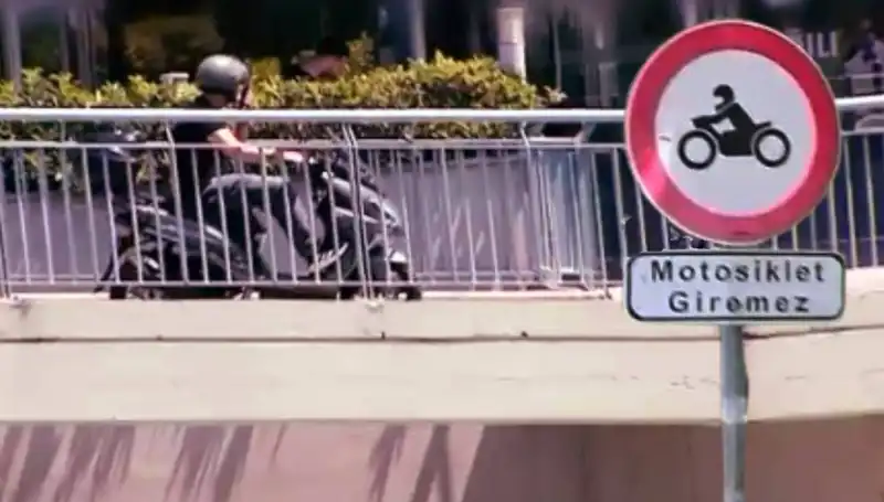 Üst Geçitten İniş: Motokuryelerin Kontrolü Altında Trafik Sorunları Artıyor