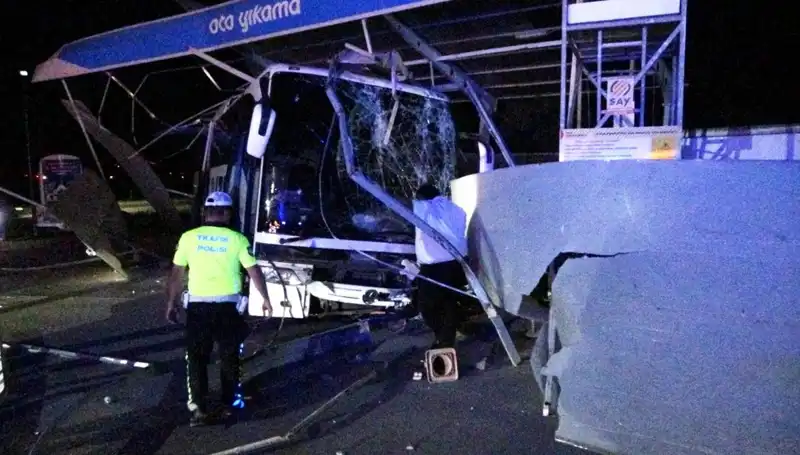Otobüs Oto Yıkamaya Daldı: 8 Kişi Yaralandı, Neler Oldu?