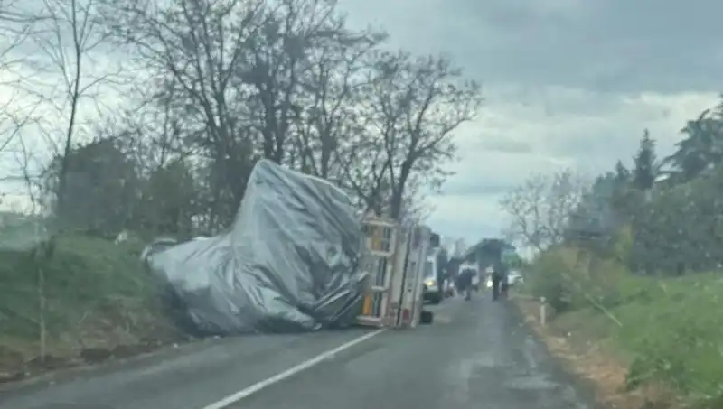 Tekirdağ’da Saman Yüklü TIR Devrildi: Olayın Detayları Şaşırttı