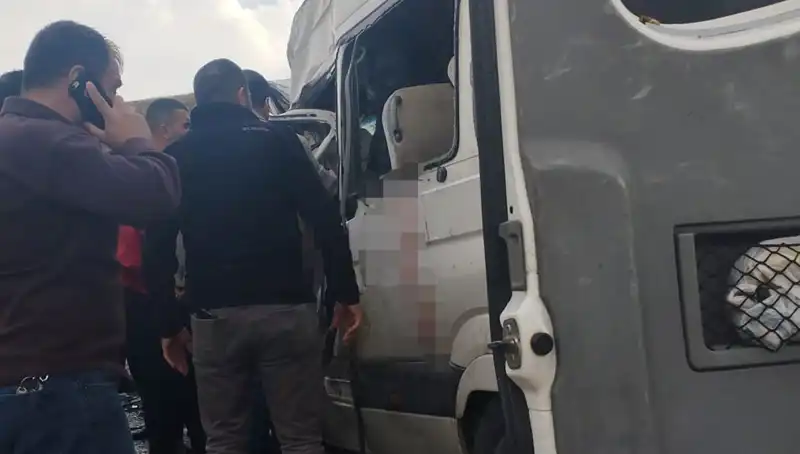 Van'da Minibüs ile Kamyonet Çarpışması: 6 Kayıp, 8 Yaralı