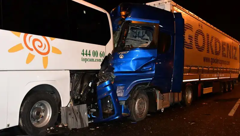 Tur Otobüsü Tırla Çarpıştı: 13 Yaralı, Kimse Beklemiyordu!