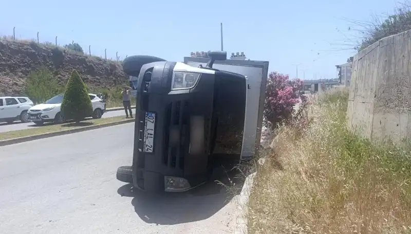 Hafif Ticari Araç Kamyoneti Devirdi! Kaza Anı Görenlerin Gözleriyle Anlatıldı