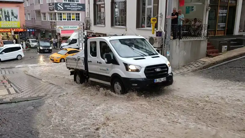 Kınık’ta 10 Dakikalık Sağanak, Hayatı Olumsuz Etkiledi!