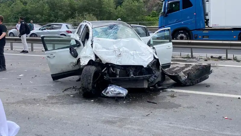 Betona Çarpmanın Sonucu: 3 Yaralı Trafik Kazası Korkuttu