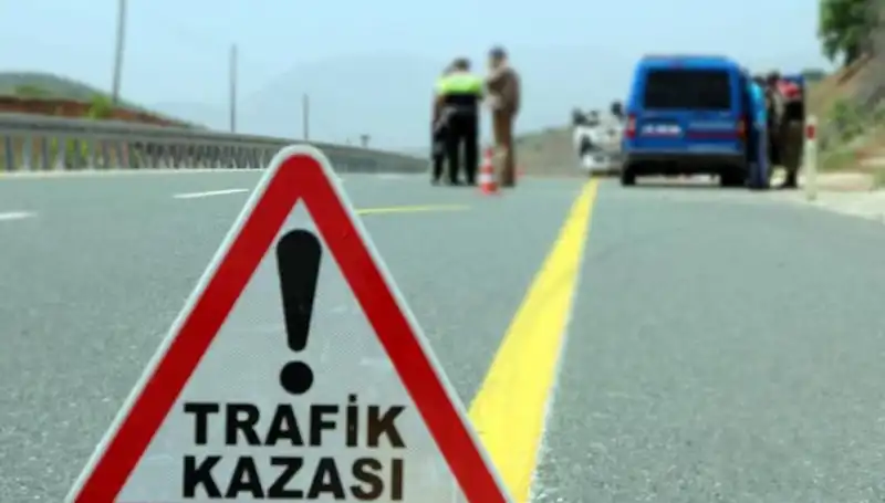 Kınık’ta Trafik Kazası: Otomobil ve Kamyon Çarpıştı, Can Kayıpları Var
