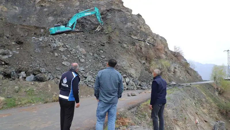 Hakkari’de Kaya Düşmesi Riski Azaltmak İçin Önemli Çalışmalar Başlatıldı