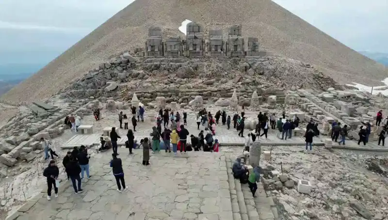 Bayramda Nemrut Dağı'na Yoğun İlgi: Ziyaretçiler Akın Etti