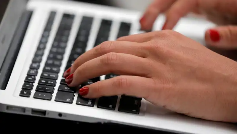 Laptop Mikrofonlarının Kapalı Olması Artık Güvende Değil: Dinlenme Tehlikesi