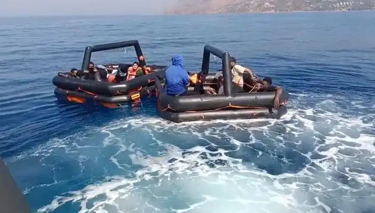 Ayvacık'ta Göçmen Kurtarma Operasyonu: 19 Kaçak Göçmen Sağ Salim Kurtarıldı
