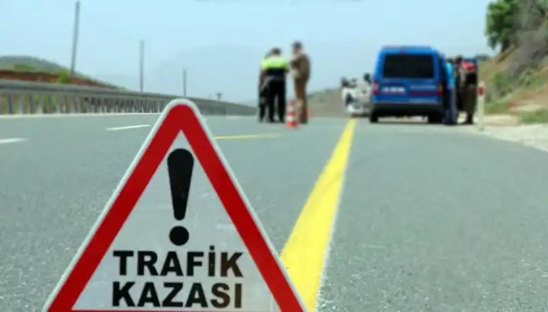 Ticari Araç ve Otomobil Çarpıştı: 5 Kişi Yaralandı