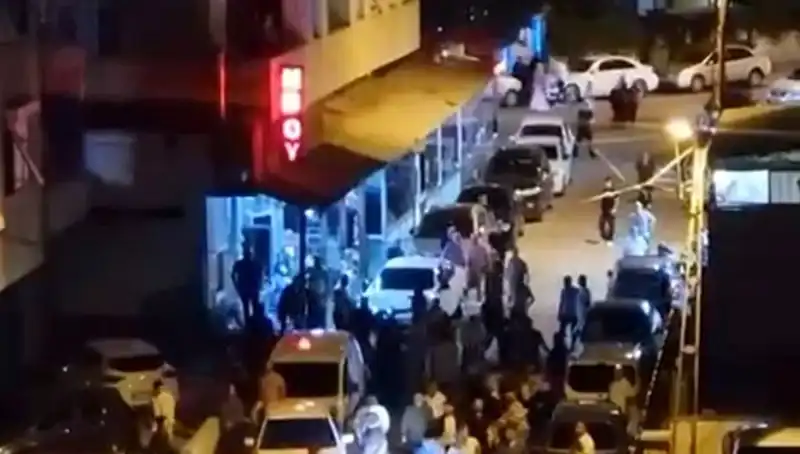 Düğün Çıkışında Şok Olay: Kalabalığın İçine Daldı!